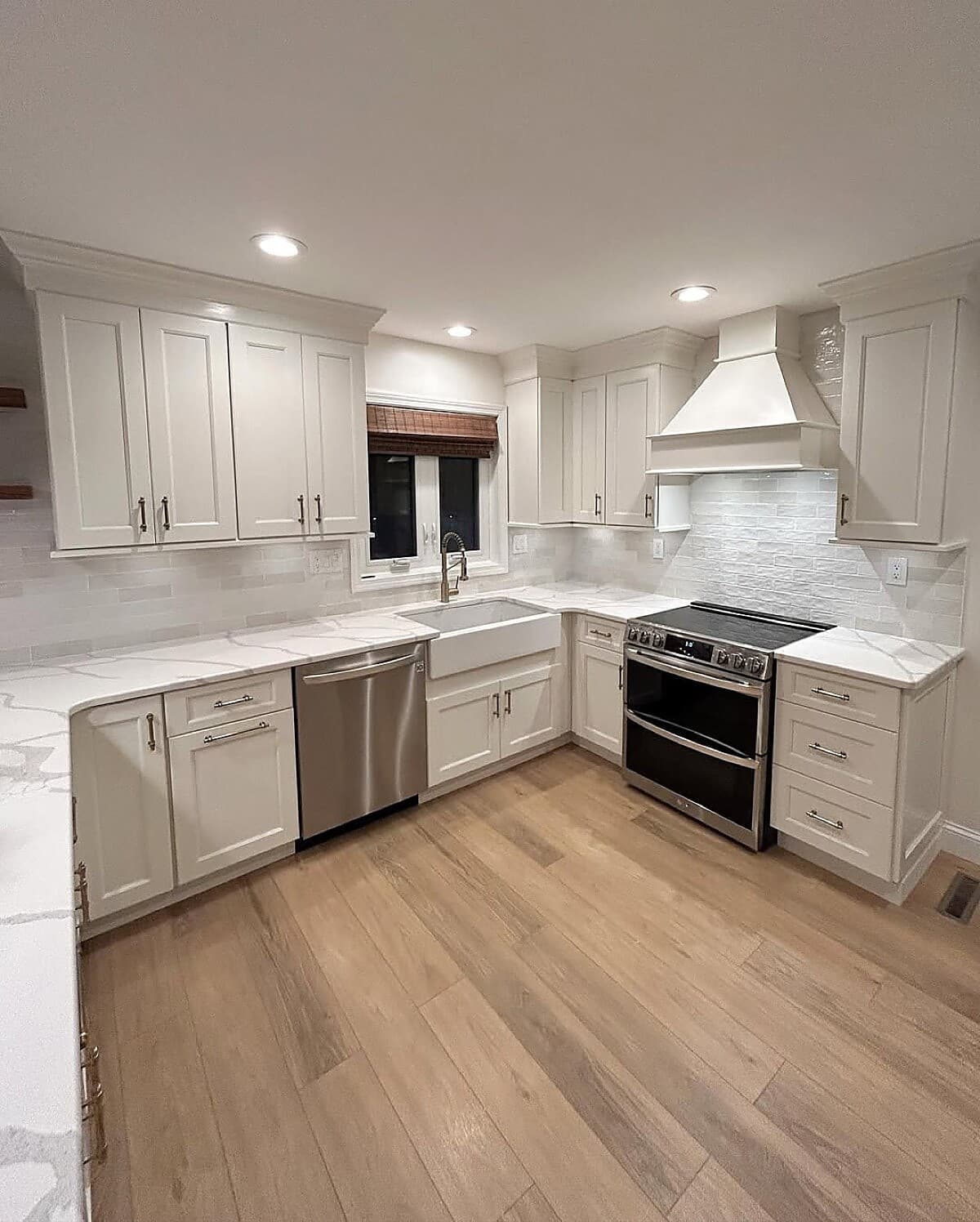 White shaker kitchen with farmhouse sink, showcasing Gannon Remodeling craftsmanship